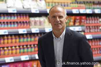 Tesco shareholders vote down £6.4m CEO departure package