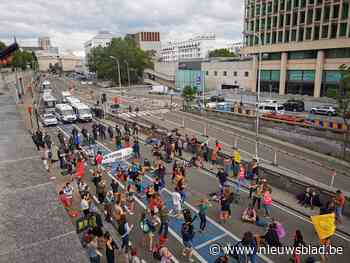Brusselse politie sluit betogers Extinction Rebellion in tijdens betoging
