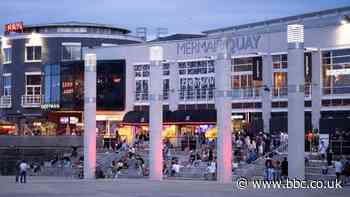 Heddlu'r De yn gwasgaru torf ym Mae Caerdydd