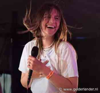 Optreden Maan getroffen door hevige storm, zangeres zingt stug door