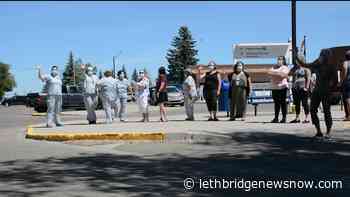 Brooks residents come together to thank pandemic responders - Lethbridge News Now
