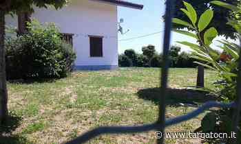 Mondovì, "foresta verde dell'incuria"? Volontari tagliano erba fuori dalle scuole - TargatoCn.it