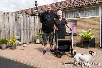 Oud-marinier Tiko (58) woedend op de man die zijn moeder Ellie (80) beroofde van gouden kettingen: ‘Dit gaat te ver’