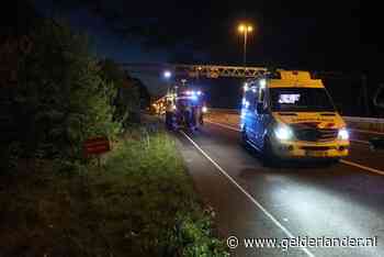 Auto belandt op de kant in de berm van A50 na botsing: één gewonde