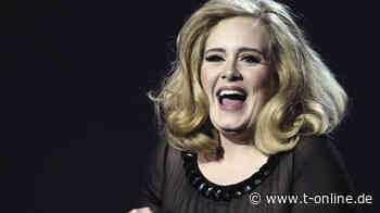Adele feiert Zuhause in altem Bühnenoutfit - t-online.de