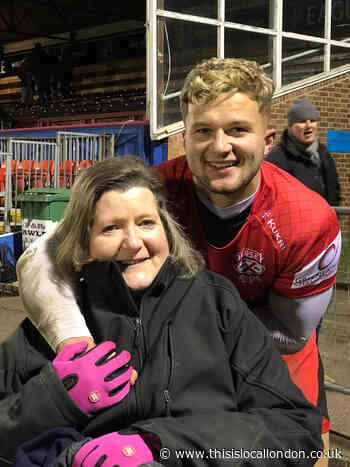 Rugby player takes on hole-in-one challenge for terminally-ill mum