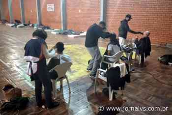 Profissionais voluntários cortam o cabelo de moradores de rua abrigados em Sapucaia do Sul - Jornal VS