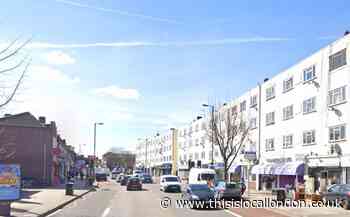 Man dies after 'collapsing in street' in Mitcham