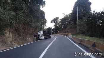 Caminhão com madeira tomba na Serra das Araras, em Piraí - G1