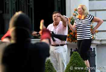 Couple draw guns at crowd heading to St. Louis mayor's home