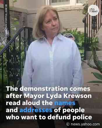 Missouri couple point guns at protesters calling for St. Louis mayor to resign