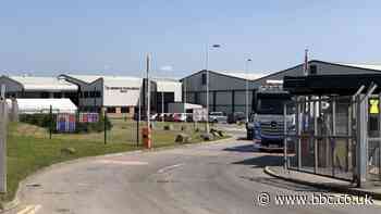 101 o achosion ymysg gweithlu ffatri ym Merthyr Tudful