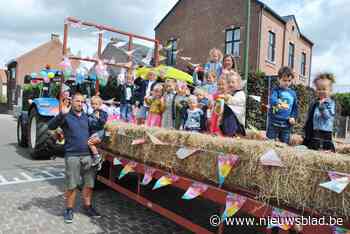 Kleuters nemen met tractor en kar afscheid van turbulent schooljaar - Het Nieuwsblad