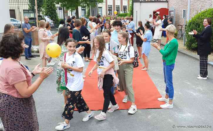 Rode loper voor afscheidnemende zesdeklassers in Sint-Franciscusschool