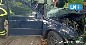 Auto fährt frontal gegen Baum: 44-Jähriger bei Unfall schwer verletzt - Lübecker Nachrichten