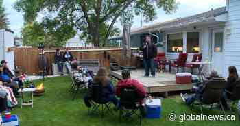 Saskatoon backyard comedy show provides entertainment, supports struggling comedians - Globalnews.ca