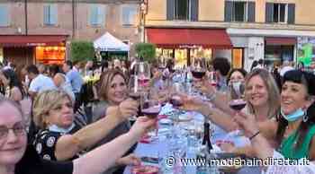 Modena, la piazza abbraccia medici e infermieri che hanno combattuto il covid. VIDEO - modenaindiretta.it