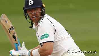 Ian Bell: Warwickshire batsman signs extension to end of 2021 season
