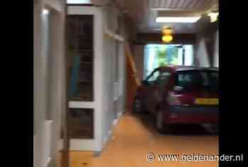 Auto rijdt basisschool binnen tijdens afscheidsfeest groep 8: ‘We hoorden een enorme knal’