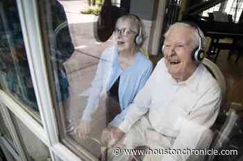 'I can’t believe it': 92-year-old Houston man gives up everything to be with wife during COVID-19 - Houston Chronicle