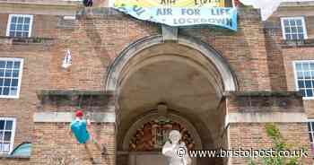 XR protesters come down from City Hall roof