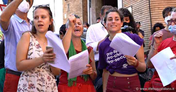 Roma, consegnate 80mila firme al Ministero per contraccettivi gratuiti e aborto farmacologico in day hospital: “Garantire libertà di scelta”