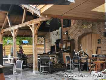 Brand verwoest overdekt terras café De Welkom (Waasmunster) - Het Nieuwsblad