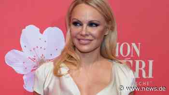 Pamela Anderson: Nackter Wahnsinn! Als Dornröschen zieht die Sexbombe komplett blank - news.de