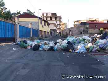 Emergenza rifiuti a Reggio Calabria: strada bloccata dalla spazzatura in via Mortara Ravagnese [FOTO] - Stretto web