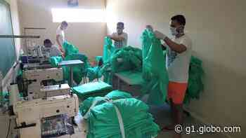 Detentos do presídio de Santa Cruz do Capibaribe produzem capotes para doar a hospitais - G1
