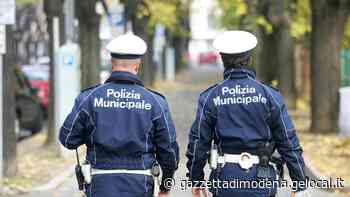 Modena, merce scaduta e mancato rispetto norme anti Covid: multe per 4 mila euro a 2 negozi - La Gazzetta di Modena