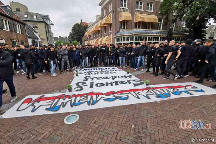Mobiele Eenheid veegt demonstrerende voetbalsupporters van het 5 mei plein in Wageningen
