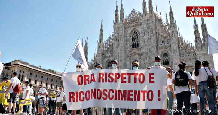 Infermieri, la protesta in piazza Duomo: “Noi sedotti e abbandonati. Ora rinnovo del contratto e adeguamento degli stipendi a quelli europei”