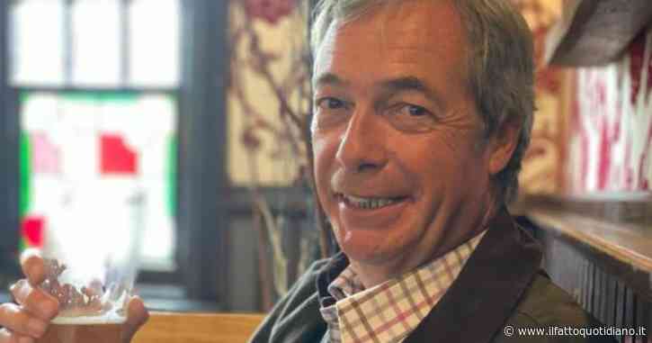 Nigel Farage si fotografa con la birra al pub nel primo giorno di riapertura: “È in quarantena obbligatoria, denunciato”