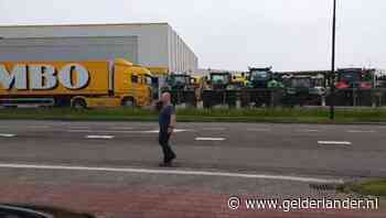 Boeren voeren onaangekondigd actie bij hoofdkantoor Jumbo