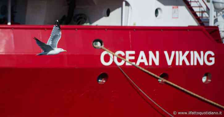 Ocean Viking, da domenica tamponi a bordo per i 180 migranti: lunedì il trasferimento sulla nave-quarantena