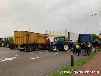 Boeren voeren actie bij distributiecentrum Jumbo, grote groep trekkers op weg naar Amsterdam