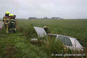 Twee gewonden bij eenzijdig ongeval in Lienden: auto in de sloot