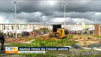 Moradores do Cidade Jardim II, em Fortaleza, protestam contra demolição de quiosques de vendas - G1