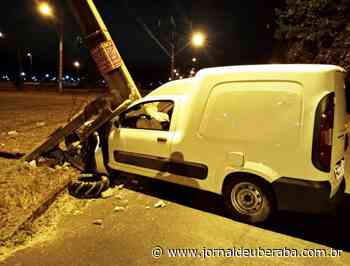 Carro bate em poste no Jardim Copacabana - Jornal de Uberaba