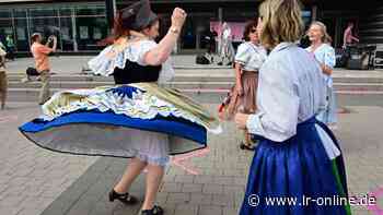 Corona und Kultur: Cottbus tanzt Walzer aus Protest - Lausitzer Rundschau