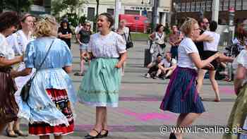 Bildergalerie: Demo für Kultur, Tanz und Musik vor der Stadthalle Cottbus - Lausitzer Rundschau