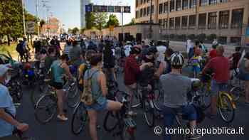 Torino, di nuovo in piazza i ragazzi di Greta con decine di biciclette - La Repubblica