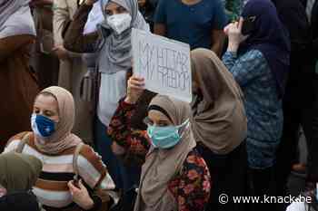 Duizendtal mensen betogen tegen hoofddoekenverbod in hoger onderwijs