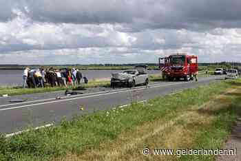 Geen dode maar drie gewonden bij frontale botsing bij Nijkerkersluis