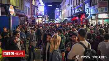Coronavirus lockdown easing: Crowds in London's Soho celebrate - BBC News
