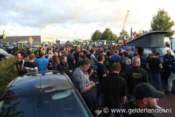 Terrein van distributiecentrum Aldi in Groenlo anderhalf uur bezet door tientallen boeren