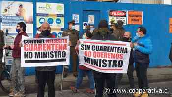 Huevos y hasta piedrazos: Ministro Isamit fue funado en Coronel - Cooperativa.cl