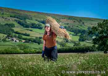 Phoebe follows in her dad’s footsteps to become a roof thatcher