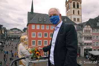 Auch ohne Altstadtfest: Oberbürgermeister schmückt Petrusstatue mit Blumen - 5vier